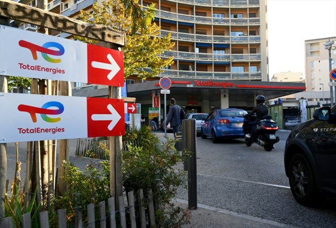 Des automobilistes attendent de faire le plein devant une station service TotalEnergies à Marseille, le 6 octobre 2022