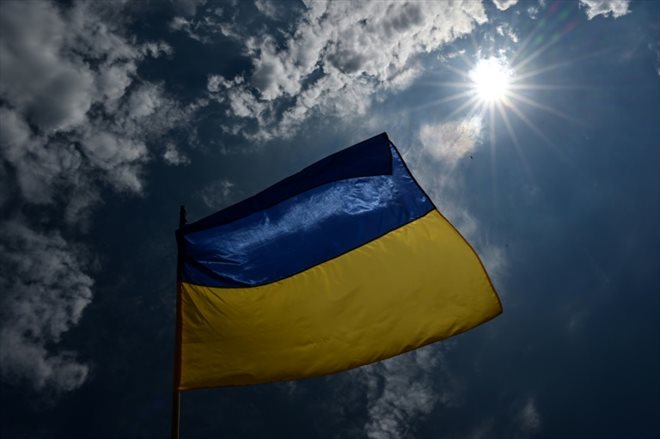 Un drapeau national ukrainien flottant au-dessus d'un bâtiment public en Ukraine, le 3 
juillet 2022
