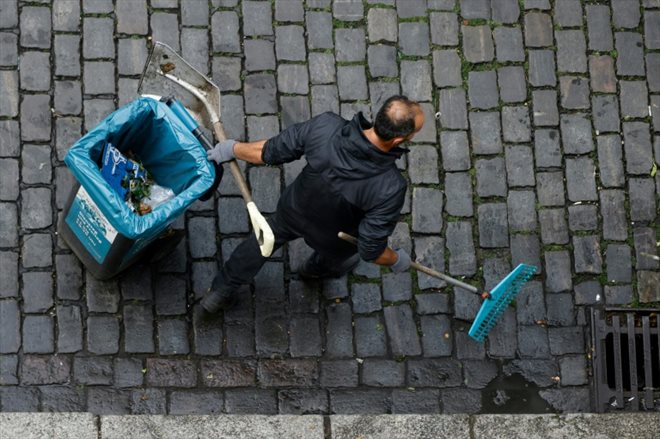 Un homme nettoie les rues à Berlin, le 28 juillet 2023