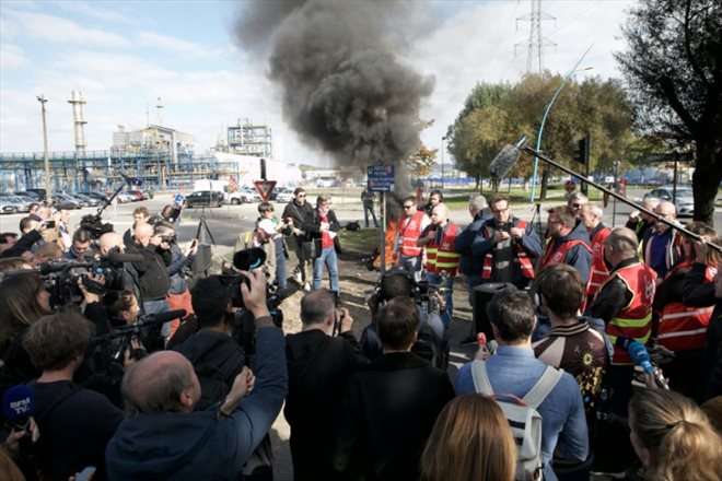 Rassemblement de salariés grévistes de la raffinerie d'Esso-ExxonMobil, à Gravenchon-Port-Jerome (Normandie) le 12 octobre 2022