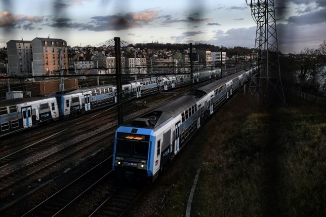 Un RER francilien à Villeneuve-Saint-Georges, commune de banlieue située à environ 20 km au sud de Paris, le 31 janvier 2022