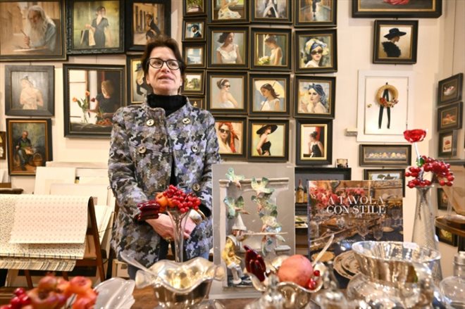 Elena Bellini dans sa boutique où elle vend des œuvres d'artistes locaux, le 15 février 2024 à Florence