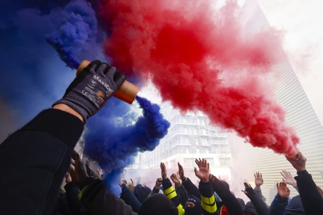 Electriciens et gaziers de la CGT mènent une action au Stade de France de courant le 9 mars 2023 pour protester contre la réforme des retraites