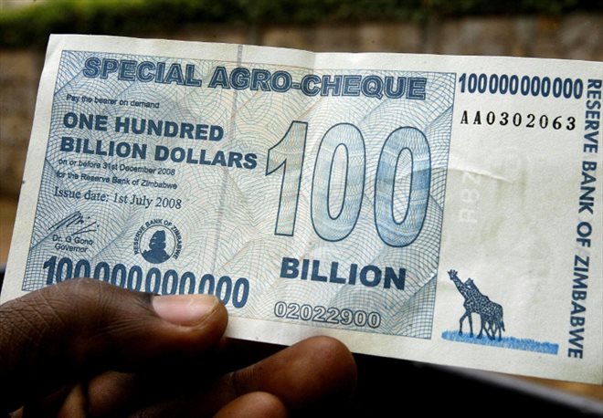 Un billet de 100 milliards de dollars zimbabwéens à Harare, le 19 juillet 2008