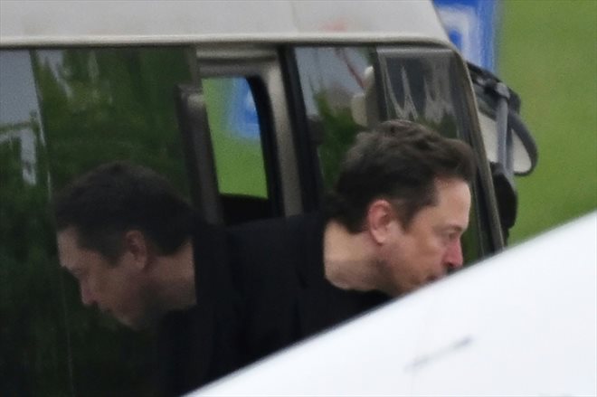 Elon Musk, patron de Tesla, à l'aéroport de Pékin le 29 avril 2024 après une visite surprise en Chine