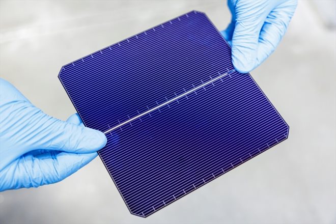 Des cellules solaires produites à l'usine du groupe suisse Meyer Burger, le 26 septembre 2023 à Bitterfeld-Wolfen, dans l'est de l'Allemagne