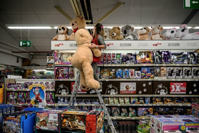 Une employée de King Okaz installe un ours en peluche dans le rayon du magasin à Saint-Marcel-lès-Valence, dans la Drôme, le 29 septembre 2022