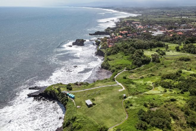 Vue aérienne du 7e trou du Trump International golf club and residence, à Tanah Lot, en Indonésie, le 1er septembre 2022