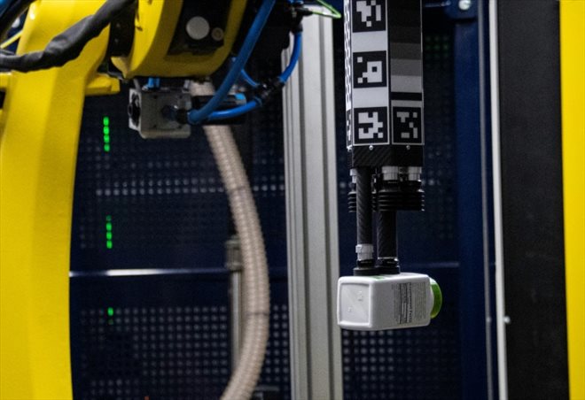 Le bras robotique Sparrow présenté dans un laboratoire d'Amazon à Westborough dans le Massachusetts, le 10 novembre 2022