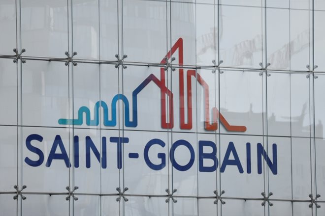 Le logo du groupe de matériaux Saint Gobain sur la façade du siège social du groupe dans le quartier de la Défense près de Paris, photographié le 14 septembre 2023
