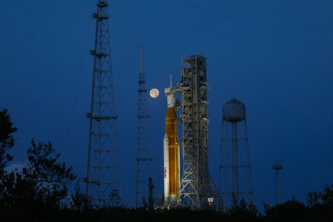 La fusée Artemis 1 de la Nasa sur son pas de tir au Kennedy Space Centre, le 15 juin 2022 à Cap Canaveral, en Floride