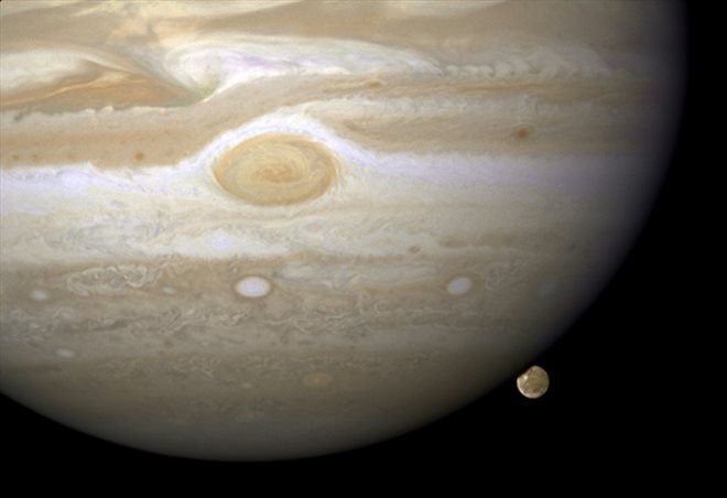 Image du télescope Hubble fournie par la Nasa, en décembre 2008, montrant Jupiter et sa lune Ganymède