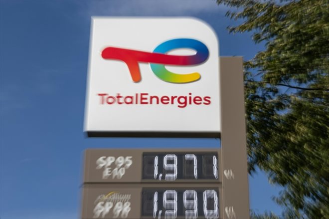 Le groupe pétrolier TotalEnergies annonce qu'il prolongera l'an prochain le plafonnement à 1,99 euro par litre du prix de l'essence et du diesel dans ses 3.400 stations