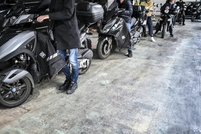 Des deux-roues font la queue dans une station-service à Paris, le 12 octobre 2022
