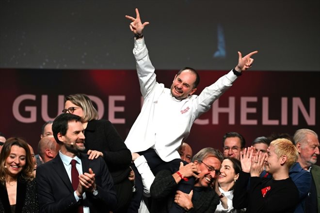 Et de deux et de trois! Alexandre Couillon célèbre sa 3e étoile au Guide Michelin lors d'une cérémonie à Strasbourg, le 6 mars 2023