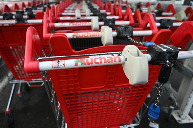 Des caddies dans un hypermarché Auchan à Pérols (Hérault), en janvier 2020