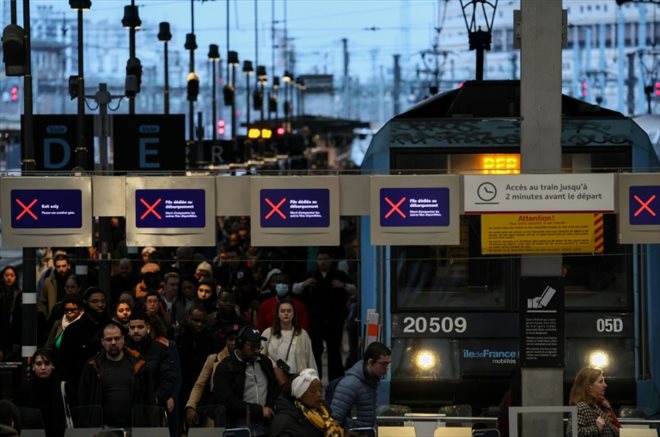 Des voyageurs gare de Lyon à Paris le 16 février 2024 lors d'une grève des contrôleurs de la SNCF