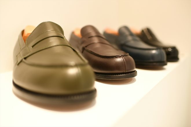 Des mocassins dans une boutique Weston à Paris, le 6 janvier 2023