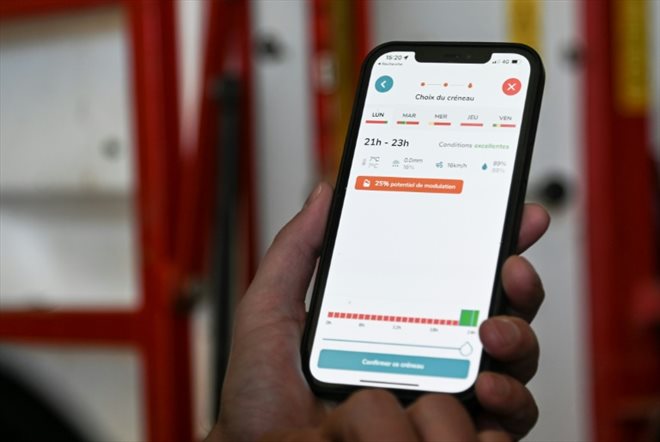 L'agriculteur Christophe Ryckabusch utilise l'application Hygo, développée par la start-up Alvie, dans sa ferme de Zegerscappel, dans les Flandres
