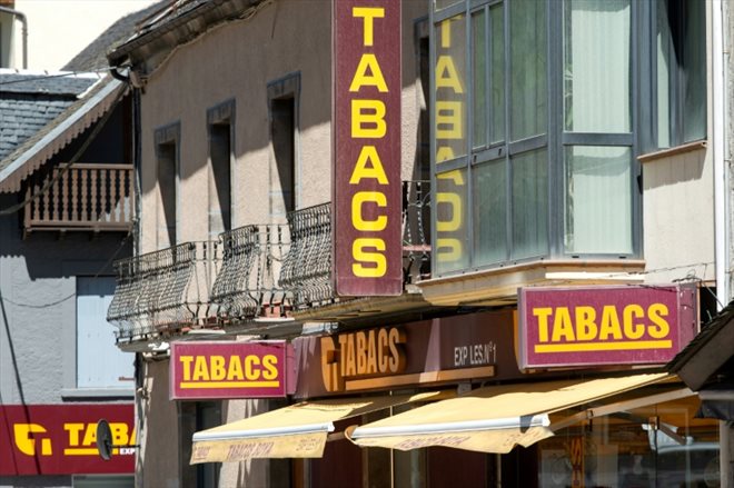 Des bureaux de tabacs à Les, en Espagne, le 19 avril 2024