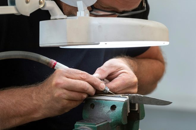 Un artisan façonne un couteau traditionnel Laguiole à la coutellerie Fontenille Pataud, le 12 mai 2022 à Thiers