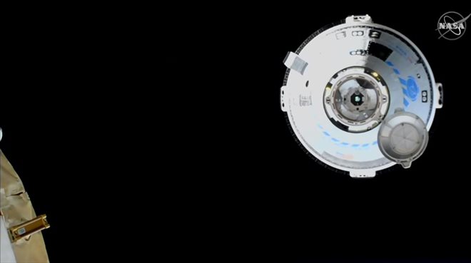 La capsule spatiale de Boeing, Starliner, à quelques mètres de la Station spatiale internationale, lors d'un vol d'essai non habité le 20 mai 2022