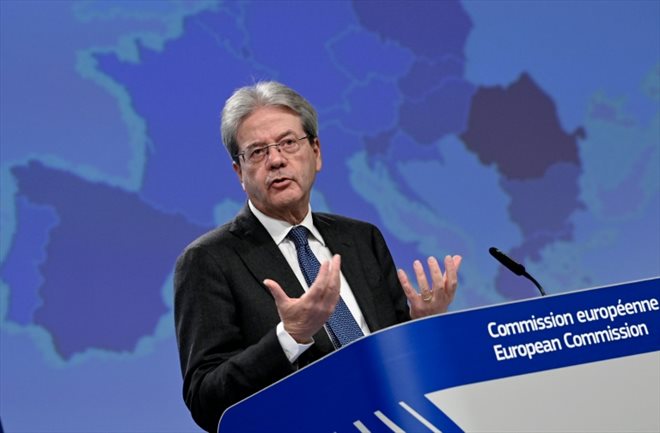 Le commissaire européen à l'Economie, Paolo Gentiloni s'exprime lors d'une conférence de presse le 13 février 2023 à Bruxelles 