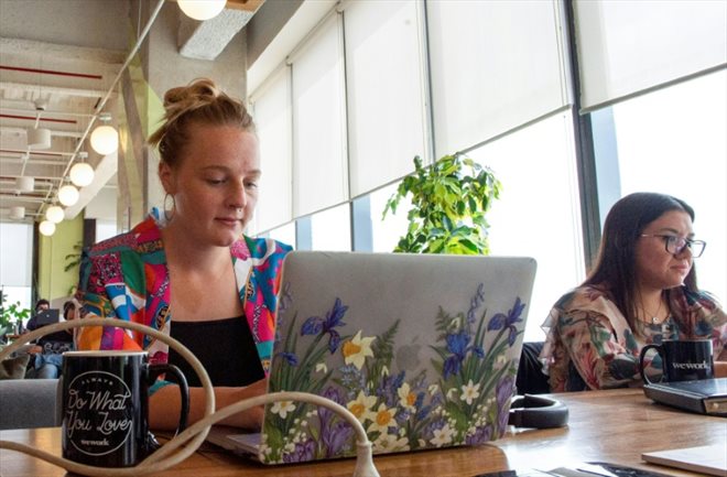 L'Ecossaise Kirsty Hall, qui vit à Mexico et travaille à distance pour une start-up à San Francisco, dans un espace de coworking, le 13 septembre 2022 à Mexico