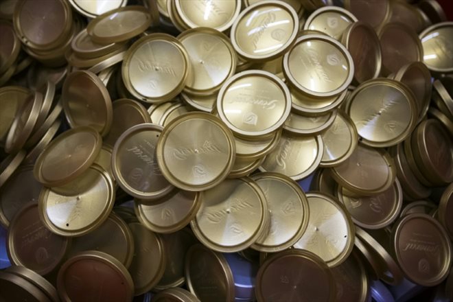 Des capsules pour l'emballage du snus sur une ligne de production à l'usine Swedish Match, le 17 octobre 2023 à Göteborg, en Suède