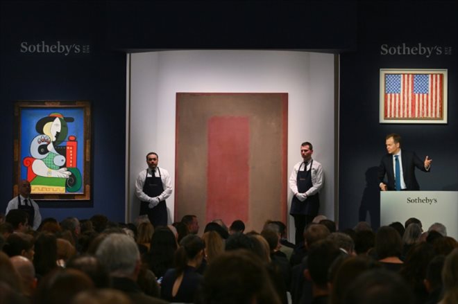 Le tableau Femme à la montre de Pablo Picasso lors de sa mise aux enchères chez Sotheby's à New York, le 8 novembre 2023