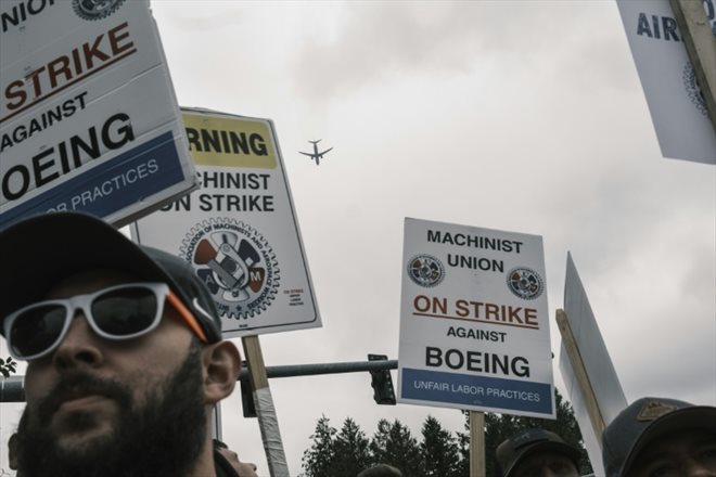 Des employés en grève de Boeing devant un site de l'avionneur à Portland, le 19 septembre 2024 dans l'Oregon