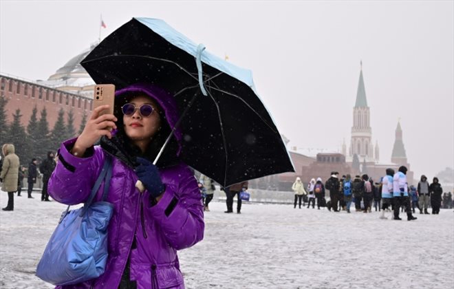 Des touristes chinois sur la Place Rouge à Moscou, le 24 février 2023