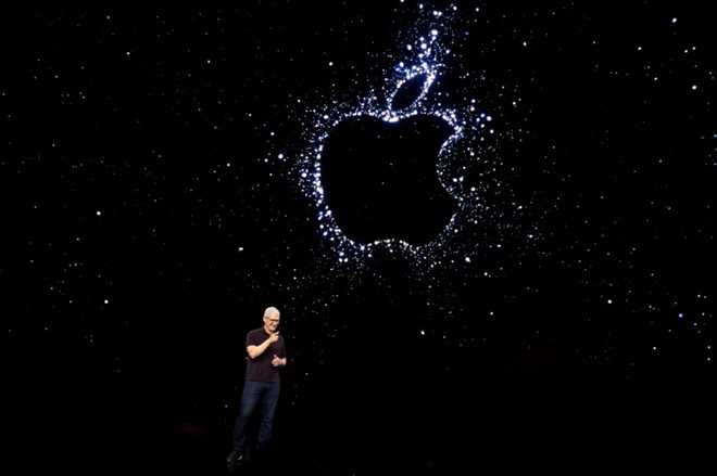Le patron d'Apple Tim Cook lance la présentation des nouveaux produits de la marque à l'Apple Park de Cupertino, en Californie