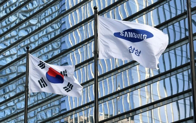 Le drapeaux du conglomérat Samsung au côté du drapeau coréen, flottants devant le siège du groupe de Seocho, à Séoul, le 30 janvier 2020