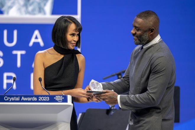 L'acteur britannique Idris Elba et son épouse, la mannequin Sabrina Dhowre Elba, reçoivent un prix Crystal décerné par le Forum économique mondial, le 16 janvier 2023 à Davos, en Suisse