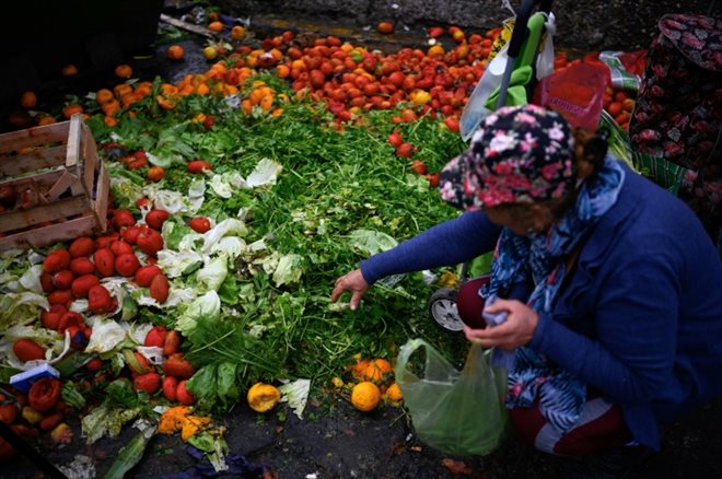 Limpia Benitez, une employée de maison de 59 ans, récupère les fruits et légumes en bon état parmi les déchets du Marché central de Buenos Aires, le 9 juin 2023 en Argentine