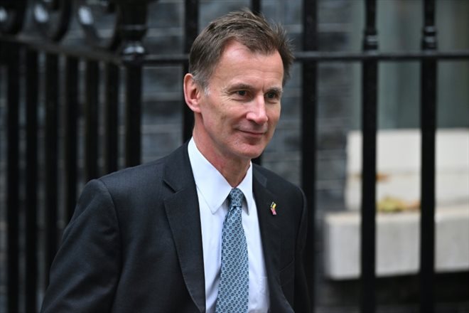 Le chancelier de l'Echiquier britannique Jeremy Hunt devant le 10 Downing Street, résidence des Premiers ministres britanniques, le 26 octobre 2022, après une première réunion du nouveau cabinet britannique