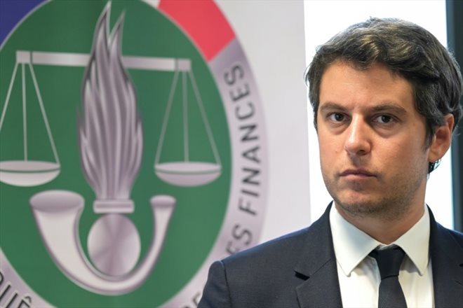 Gabriel Attal lors d'une visite du service d'enquêtes judiciaires du ministère des Finances (SEJF), à Ivry-sur-Seine dans le Val-de-Marne le 9 mai 2023
