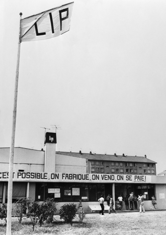 Une banderole C'est possible, on fabrique, on vend, on se paie! sur la façade du gymnase Jean Zay occupé par les employés de LIP, le 28 août 1973 à Besançon