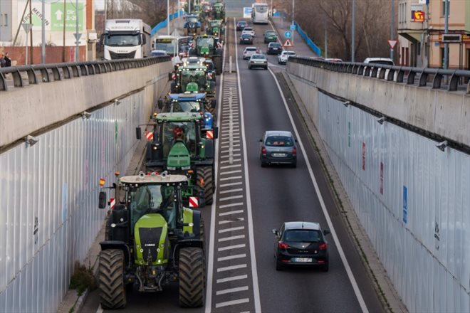 Des agriculteurs défilent en tracteurs dans les rues de León, en Espagne, le 6 février 2024