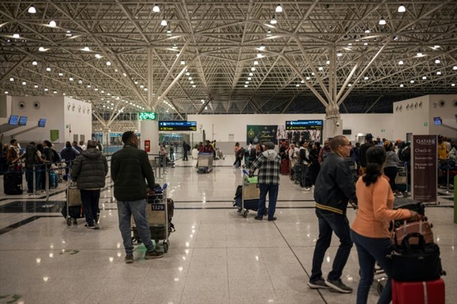 Des voyageurs à l'aéroport d'Addis Abeba, le 5 février 2024 en Ethiopie