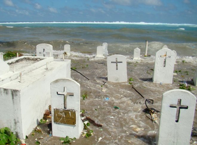 Un cimetière inondé par l'océan dans l'atoll de Majuro, dans les Îles Marshall, en décembre 2008