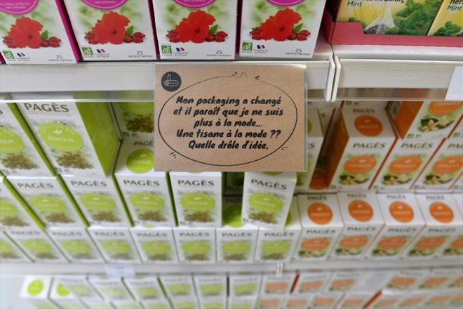 Des boîtes de tisane dans les rayons de l'épicerie NOUS anti-gaspi, à Melesse, le 26 juin 2018