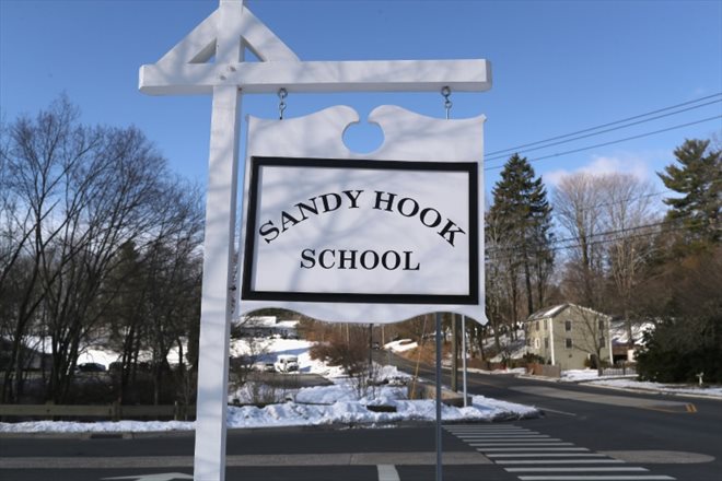 Le panneau de l'école Sandy Hook à Newtown (Connecticut) le 14 mars 2018