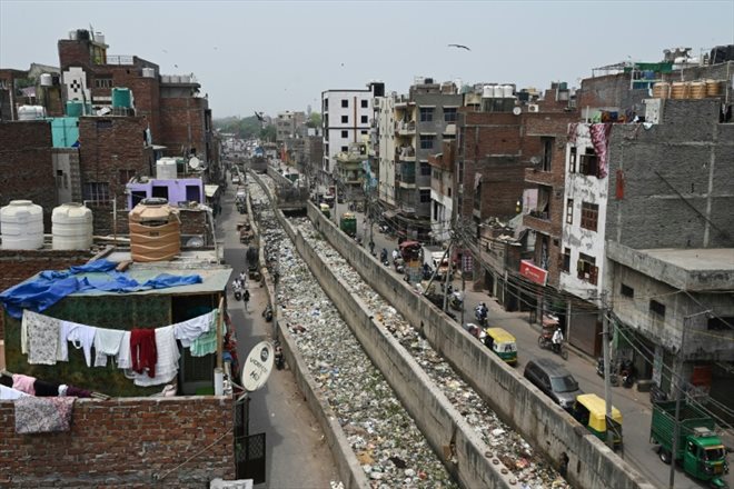 Un égout pluvial rempli d'ordures dans le quartier de Seelampur à New Delhi, le 26 avril 2023