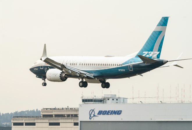 Un Boeing 737 MAX piloté lors d'un vol test le 30 septembre par le chef de l'agence américaine de l'aviation, Steve Dickson, s'apprête à atterrir à  Seattle (nord-ouest des Etats-Unis)
