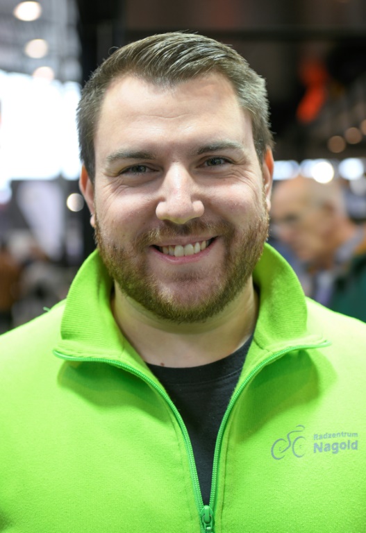 Andreas Gutacker qui gère une boutique et un site de vente de vélos en ligne, au salon de Stuttgart, le 15 janvier 2024 en Allemagne
