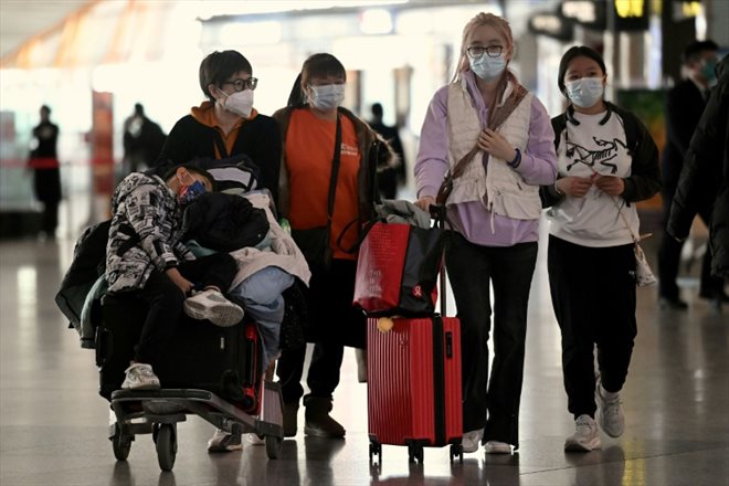 Des passagers dans un terminal de départs à l'aéroport international de Pékin, le 29 décembre 2022