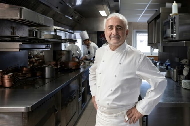 Le chef Guy Savoy dans son restaurant dans le 6e arrondissement de Paris, le 29 novembre 2022
