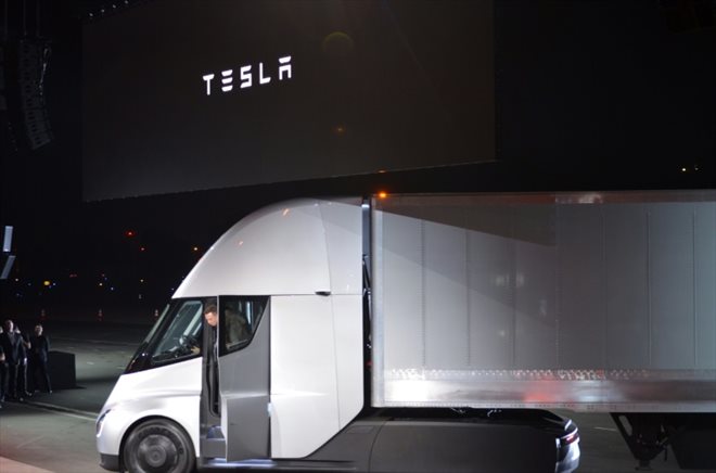 Elon Musk, patron de Tesla, présente le camion électrique Semi, le 16 novembre 2017 à Hawthorne (Californie, Etats-Unis)